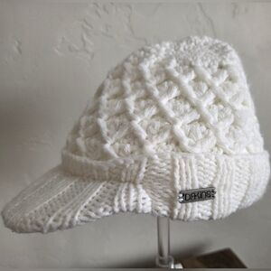 Dakine Women's Knit White Beanie With Brim